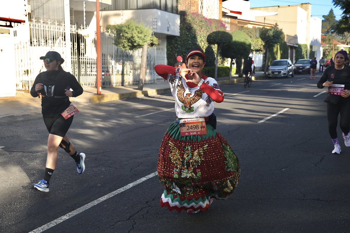 Julieticious23's tweet image. A pesar de la altimetría 7K x3 veces tratamos de mantener la sonrisa y hasta bromear con el público y los fotógrafos! 

Fue un gran 2024… gracias!!! 🙏 

#MedioMaratónWU @asdeporte #embajadora #WomanUp 🩷🧡