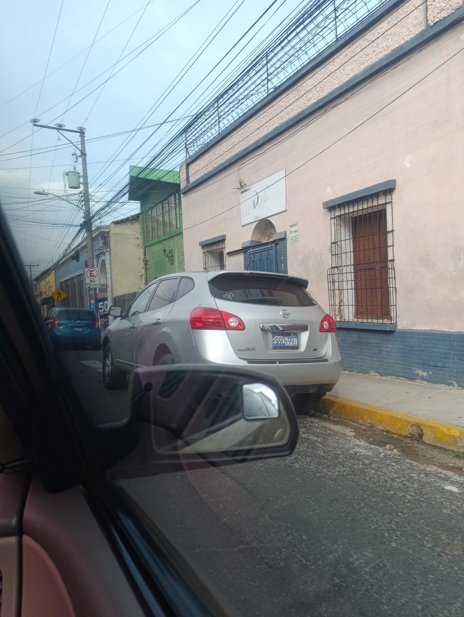 Av independencia Santa Ana Centro <a href="/VMTElSalvador/">VMT</a>  ahí está el rótulo que dice: no estacionar y a ellos simplemente les vale.