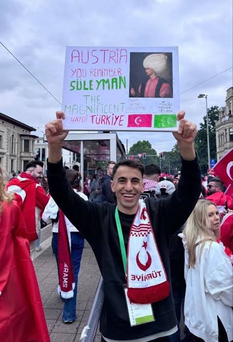 İbrahim Tilaver'den müziğe olan etkisi nedeniyle haz etmem.

Bu durum, uğradığı haksızlığa ses çıkartmayacağım anlamına gelmiyor.

Müzik çevrelerini politik doğruculuğu bırakıp Ebo'nun yanında olmaya çağırıyorum.

Kimse etnik kimliği nedeniyle terörle yaftalanmamalı.