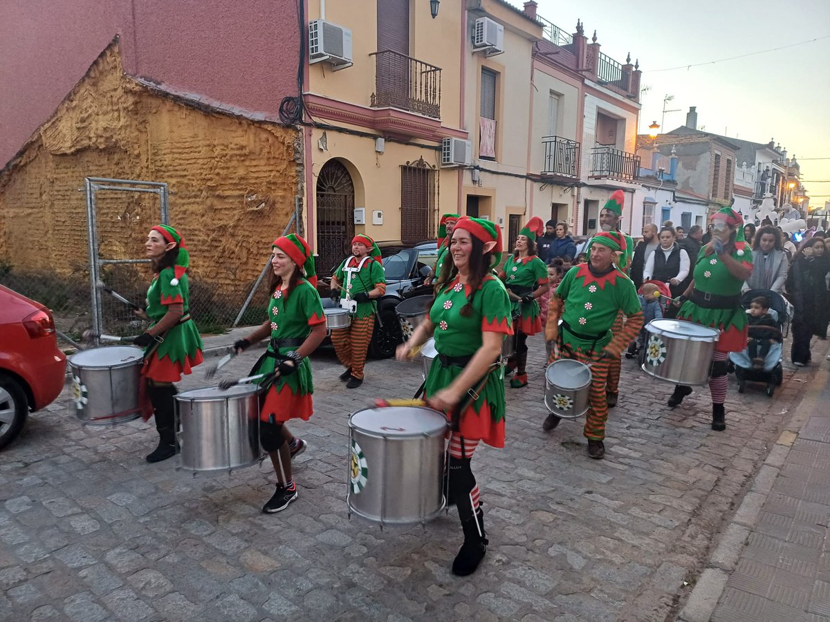 batucadaljarafe's tweet photo. Pasacalles navideño en Benacazón, la Batucada de los Elfos de PapaNoel, sólo a 10 Elf@s nos dejó Santa tocar. No somos tan traviesos. Último bolo del 2024
#Batucada #Aljarafe #BatucadaAljarafe #BatucadaSevilla #Benacazón #AirEvents #Elfos #ElfosTraviesos #ElfosdeNavidad #Navidad https://t.co/rVYmMKDsNG