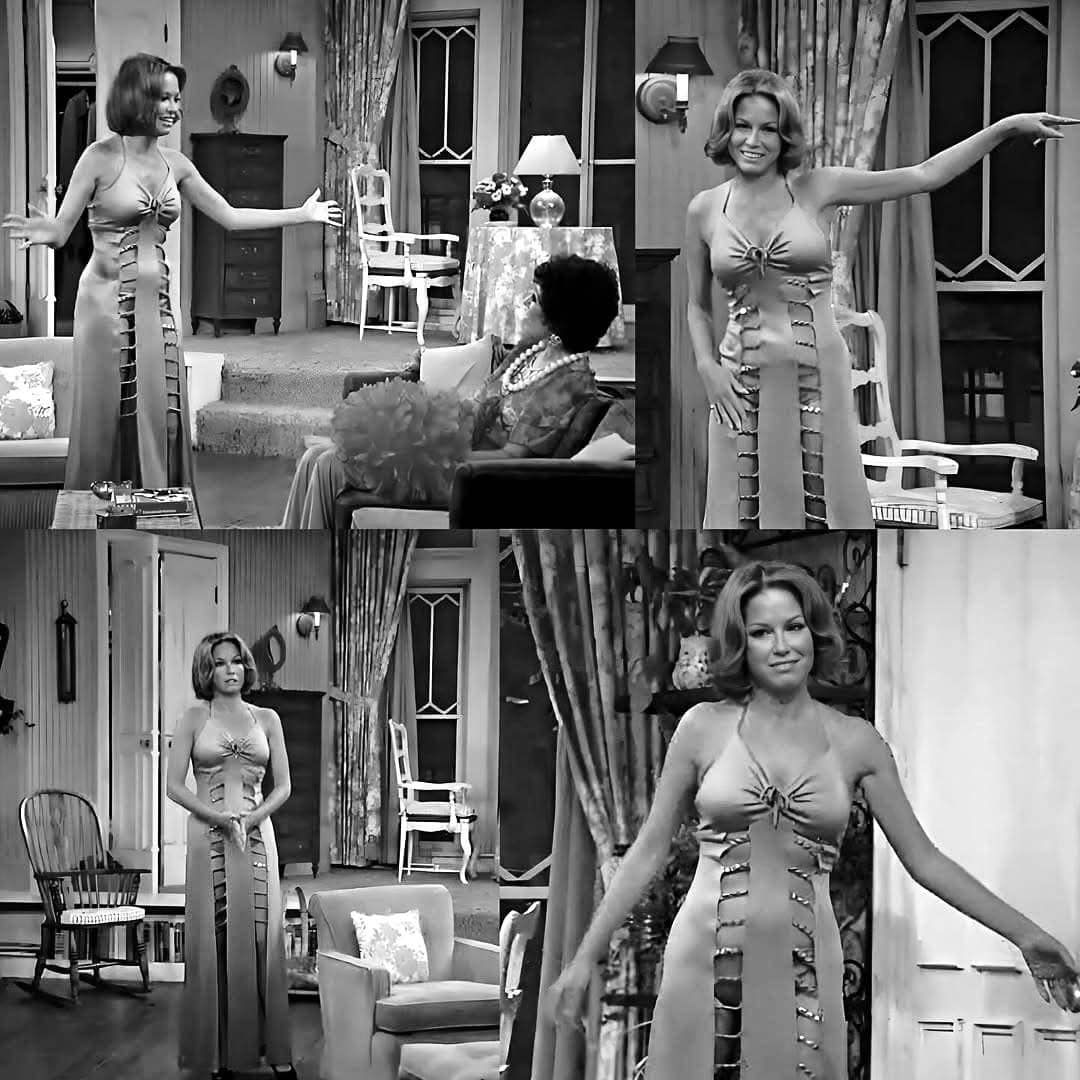 On January 10, 1975, the world tuned in to The Mary Tyler Moore Show for the controversial "Green Dress Episode".The green dress worn by Mary Richards (played by Mary Tyler Moore)featured daring On January 10, 1975, the world tuned in to The Mary Tyler Moore Show for the controversial "Green Dress Episode".The green dress worn by Mary Richards (played by Mary Tyler Moore)featured daring