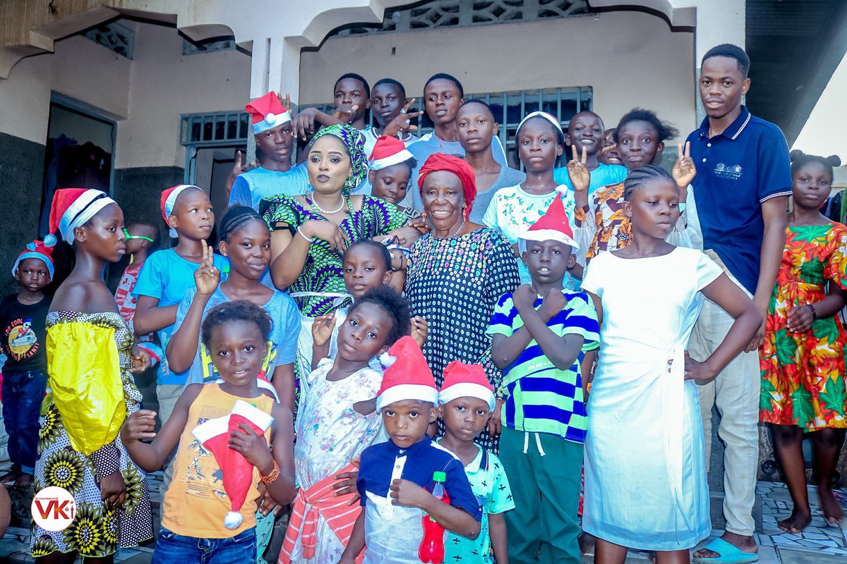 DarckMova14784's tweet image. Le bonheur universel, c'est de vivre pour les autres. La jeunesse féminine/#JIK ont choisi de passer ces moments de festivités avec les orphelins, inspirées par une femme généreuse, mm @ilanga_amida . Elle a apporté le sourire aux lèvres des orphelins, en leur offrant des vivres.