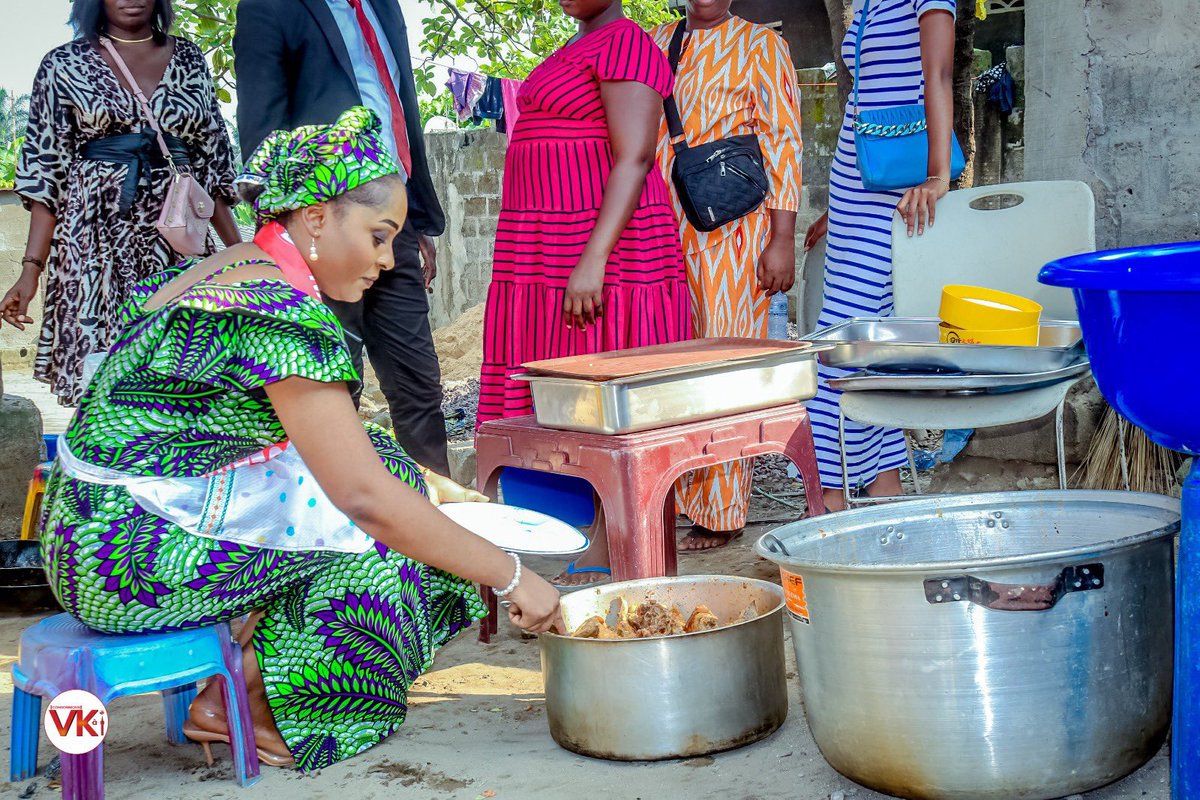 DarckMova14784's tweet image. Le bonheur universel, c'est de vivre pour les autres. La jeunesse féminine/#JIK ont choisi de passer ces moments de festivités avec les orphelins, inspirées par une femme généreuse, mm @ilanga_amida . Elle a apporté le sourire aux lèvres des orphelins, en leur offrant des vivres.
