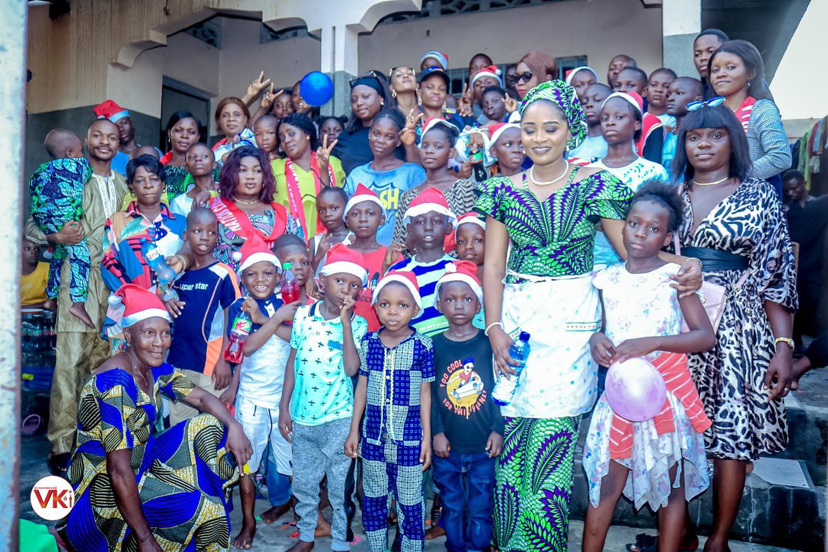 DarckMova14784's tweet image. Le bonheur universel, c'est de vivre pour les autres. La jeunesse féminine/#JIK ont choisi de passer ces moments de festivités avec les orphelins, inspirées par une femme généreuse, mm @ilanga_amida . Elle a apporté le sourire aux lèvres des orphelins, en leur offrant des vivres.