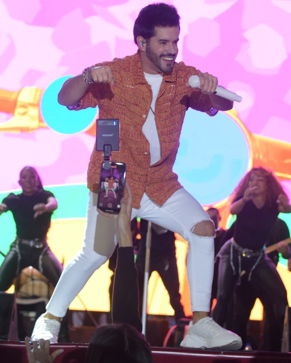 DiarioLibre's tweet photo. 🎶 | #MúsicaDL | Noche de música popular protagonizada por destacados artistas en el parque Eugenio María de Hostos
🔗 https://t.co/3OnA9a9OZt
#DiarioLibre #Capitalinos #Bailar #Música #Corazón #Pueblo #Artistas #Interpretaciones https://t.co/IZhHHgVdPG