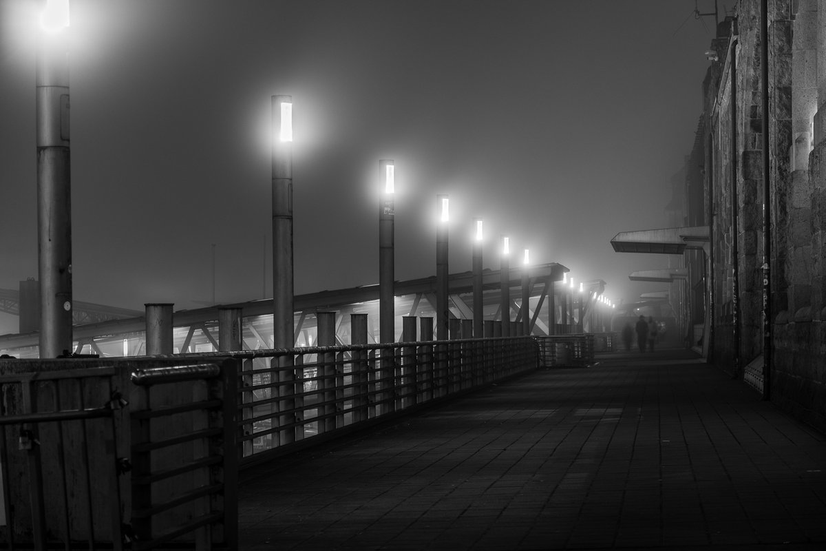 GerdHachmann's tweet photo. Nebeltage in Hamburg
Welch herrliche Stimmung kann ein Dezember-Nebel erzeugen. Aufnahmen von den Landungsbrücken und der Speicherstadt:
https://t.co/nm8XImMgqm
https://t.co/gtNxuysSGW
#Hamburg #Nebel #StPauli #HafenCity #Landungsbruecken #Speicherstadt #hamburgmeineperle https://t.co/rtnNongKAp