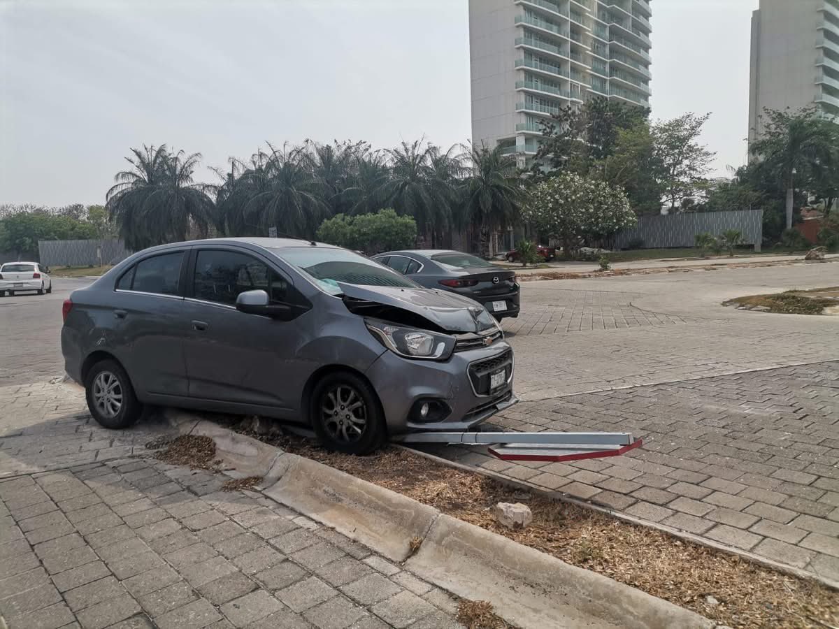 Comparto fotos de varios accidentes en las esquinas 19x20 y 19x22 de Altabrisa. Los vecinos exigimos SEMÁFOROS antes de que ocurra una tragedia.¿Cuándo se tomarán acciones para evitar más accidentes?

¡Pelanás, ayúdenme a compartir para que la <a href="/sspyuc/">SSP Yucatán</a> atienda este pedido urgente!