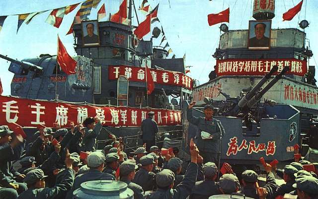 1968年 长江舰老政委刘松向官兵做宣讲 