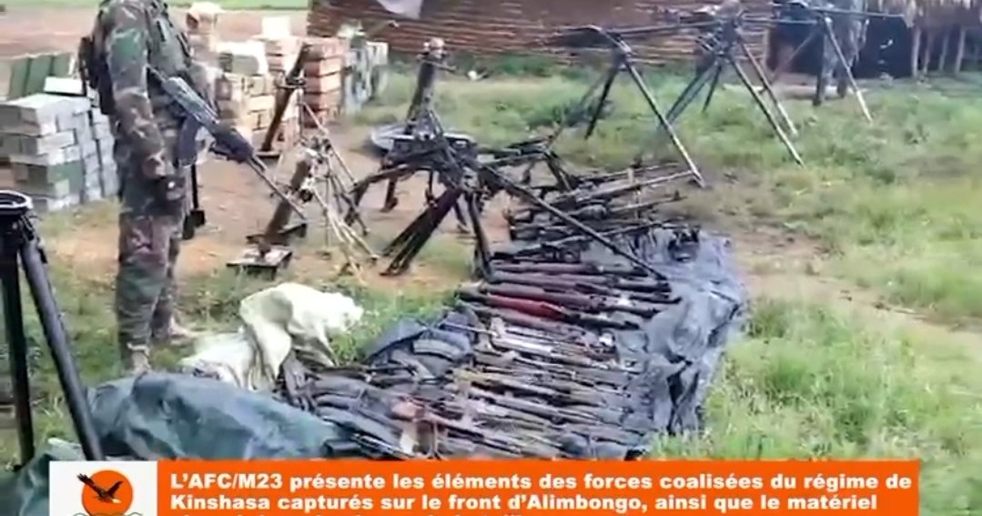 SimaroNgongoMba's tweet photo. DES #ARMES ET #MINUTIONS APPARTENANT À LA #MONUSCO CAPTURÉES PAR L’#AFC À #LUBERO. 
MALGRÉ DES #FINANCEMENTS COLOSSAUX DE LA #PRESSE, DES #COMMUNICATEURS DE L’UNION SACRÉE ET DES AGENTS #MOPAP DE @TSHISEKEDI, LES IMAGES DE L’ARSENAL DE GUERRE CAPTURÉ PAR LES TROUPES DE L’AFC CONSTITUENT UNE PREUVE IRRÉFUTABLE DE LA SUPÉRIORITÉ MILITAIRE DES HOMMES DE CORNEILLE NANGAA SUR LA COALITION DE TSHISEKEDI. 

- Parmi les armes et munitions de guerre capturées figurent des mitrailleuses, des kalachnikovs, des S.M.G ou encore submachine gun, des lance-grenades antichar manuel  RPG-7, des lance-grenades propulsables par roquette non guidée, antichar, portatif et réutilisable. 

- Autant d’armes auxquelles s’ajoutent des tonnes de munitions parmi lesquelles celles appartenant aux casques bleus de la MONUSCO. 

« LA PROPAGANDE MENSONGÈRE HAUTEMENT FINANCÉE DE FÉLIX TSHISEKEDI A TOTALEMENT ÉCHOUÉ »