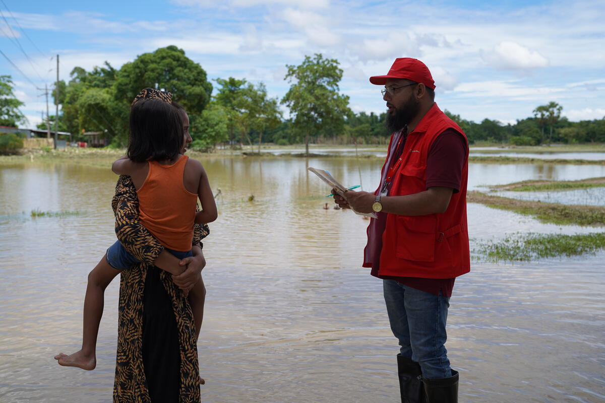 save_children's tweet photo. Climate-related floods are putting children's lives at risk globally⚠️
In #Bangladesh, flash floods forced Fahima*, 25 & her daughters to leave their home.
We met them during a needs assessment & have provided them with an emergency relief package❤️
#ClimateChange #SaveTomorrow https://t.co/65Uy0wKswa