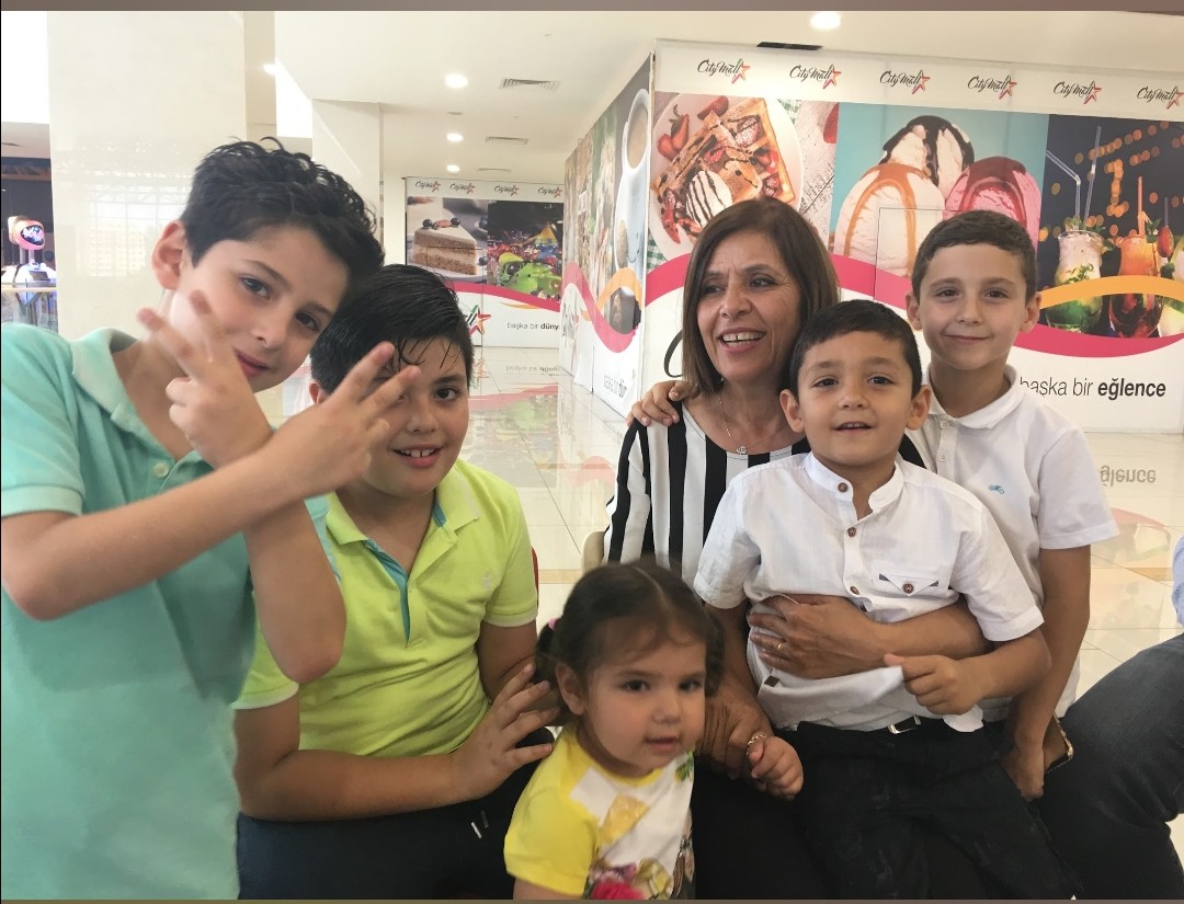 Bir insanın canından çok sevdiği torunlarına sarılamaması koklayamaması ne demek siz bilir misiniz?uykusuz bir gececenin sabahında yine aynı acıyla güne başlamak ve aldığın nefesten içindeki ateşin harlandığını hissetmek nasıl bilir misin?
İşte tamda bunun icin
#isiasolasıkast