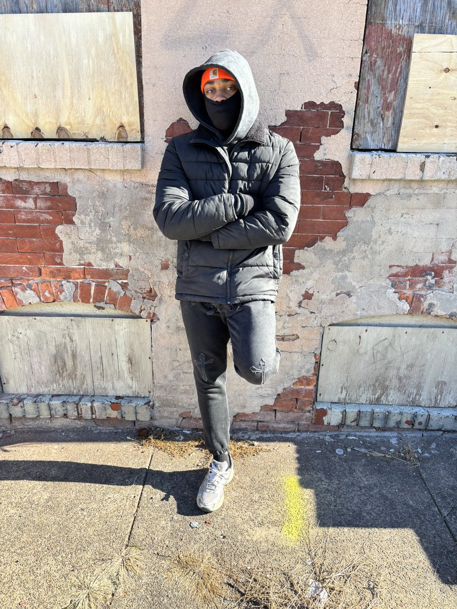 1benjiiiiii's tweet photo. #TrappedOut💔 Hugging this b!tch w/ big arms 🫂 https://t.co/BgTF9VOm4b