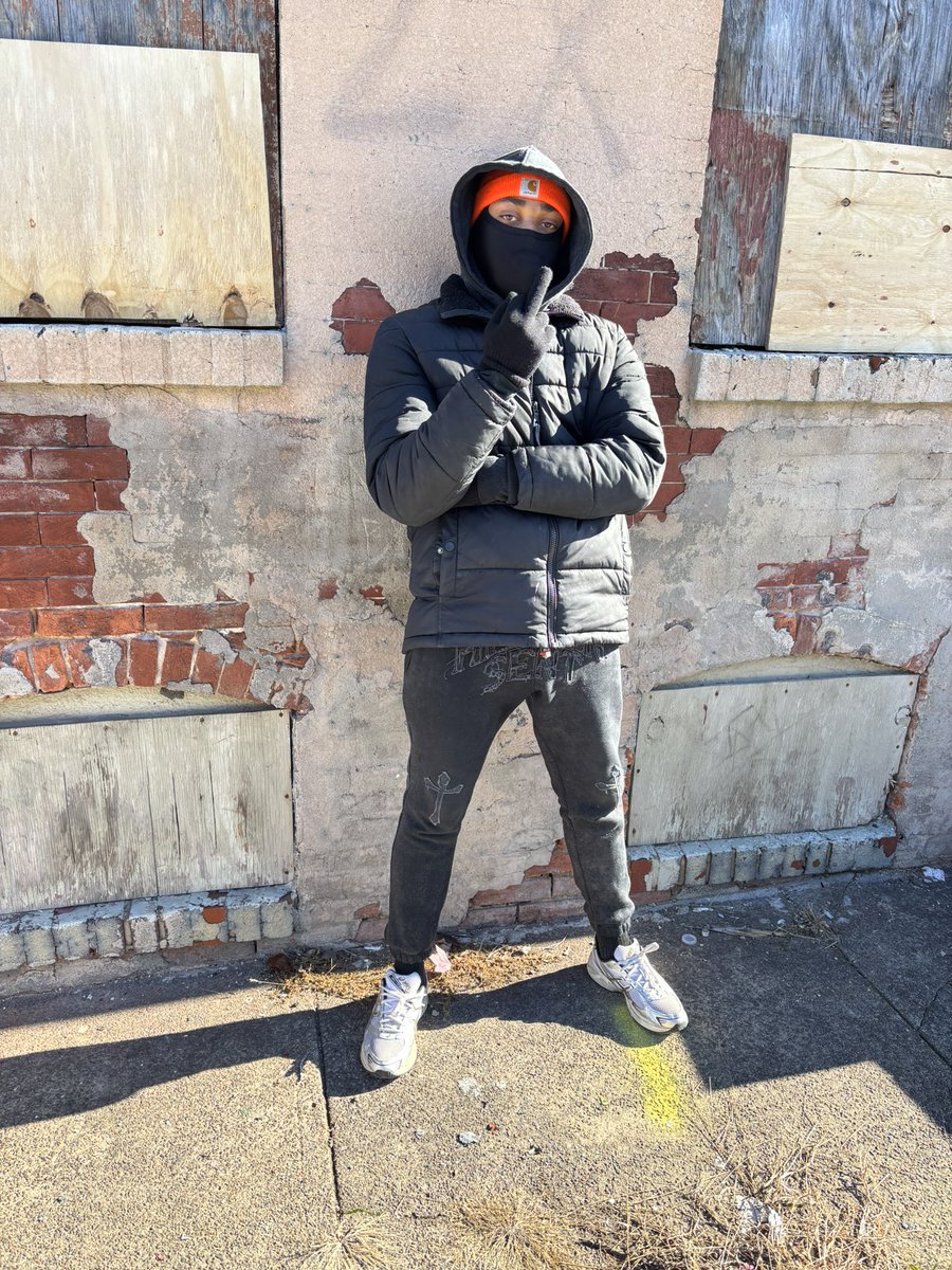 1benjiiiiii's tweet photo. #TrappedOut💔 Hugging this b!tch w/ big arms 🫂 https://t.co/BgTF9VOm4b