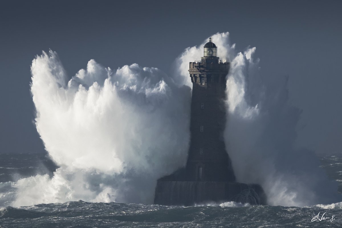 Cet après-midi, la tempête #Enol s'est heurtée au phare du Four.  

A son habitude, le fanal est sorti glorieux. 

Cela dure depuis 1873...  

ewan-photo.fr ⚓️