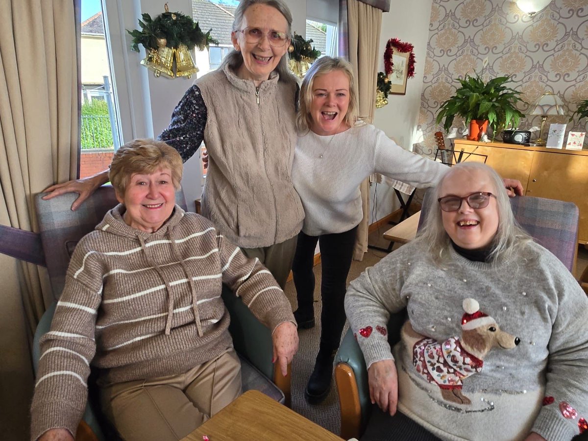 Milngavie FC had the pleasure of delivering hampers to the residents of Oakburn Park Day Care today. Caroline, Natalie, Peter &amp; Hazel and Oakburn would like to thank all the MFC community for the donations. Enjoy Christmas. 🎄⚽️🎄🎅🏻⚽️🎅🏻🎄🎄