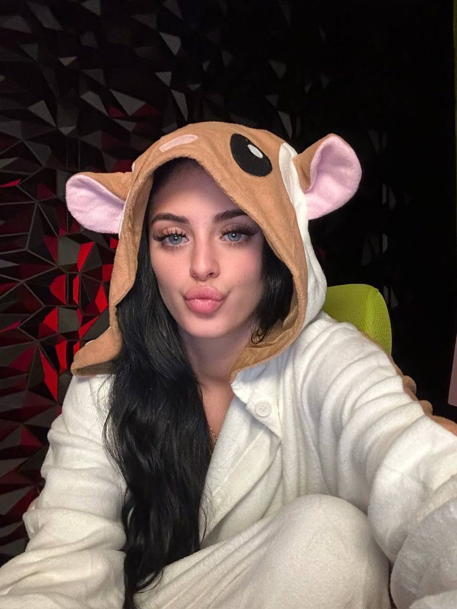 Camixaraujo's tweet image. deleting in 15 hours, but whoever comments &apos;🤫&apos; gets a nudy in dms