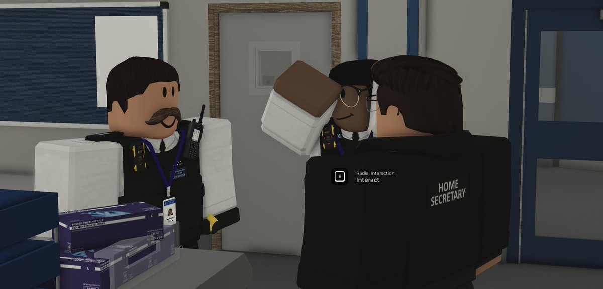 RX_GOVUK's tweet image. ❄️ The Home Secretary took a ride with Metropolitan Police Patrol this afternoon.

🚨 He took part in a police chase, dealt with a dangerous hostage and criminal, and was shown around a police station as well as a taking visit to the prison.