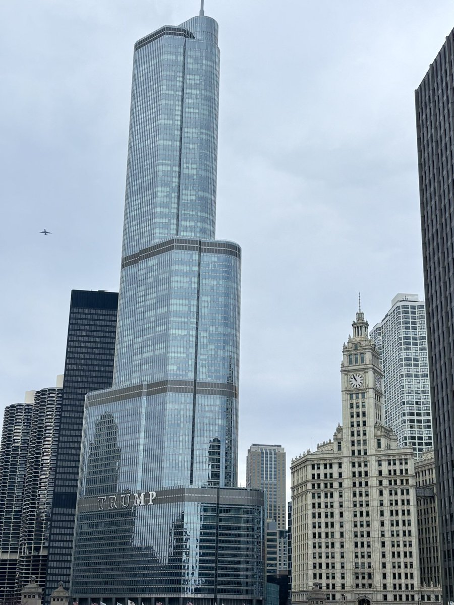 Jordisoeters's tweet photo. Nooit geweten dat hij in Chicago ook een torentje had…😉
#trump#chicago https://t.co/OQDkuOmjHr