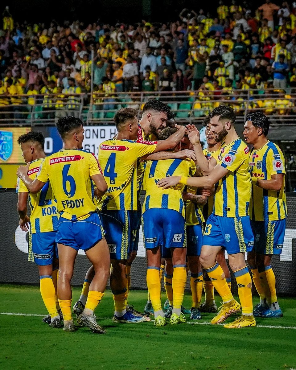 DAFootball_'s tweet photo. ๐ต๐ก Kerala Blasters are back to winning ways with a 3-0 win over Mohammedan SC in the ISL ๐ฎ๐ณ
#IndianFootball #IndianSuperLeague #ISL #KeralaBlasters #MohammedanSC #KBFC #FootballDeva https://t.co/LGiaVa1omc