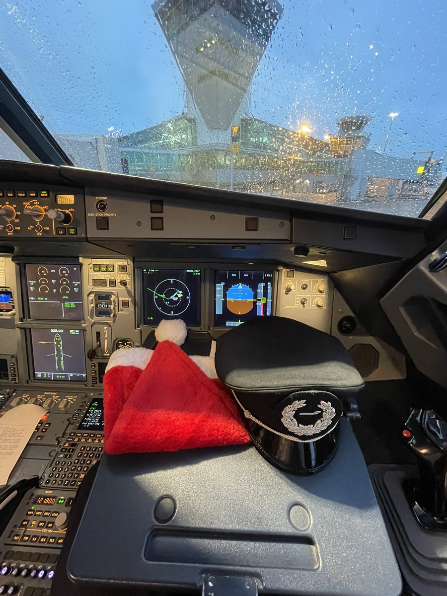 Väliaikainen kevennys virkapukuohjesäntöön. Tonttulakki, lentäjän, M/24. Muutama lento ja joulunviettoon 🎅🎄