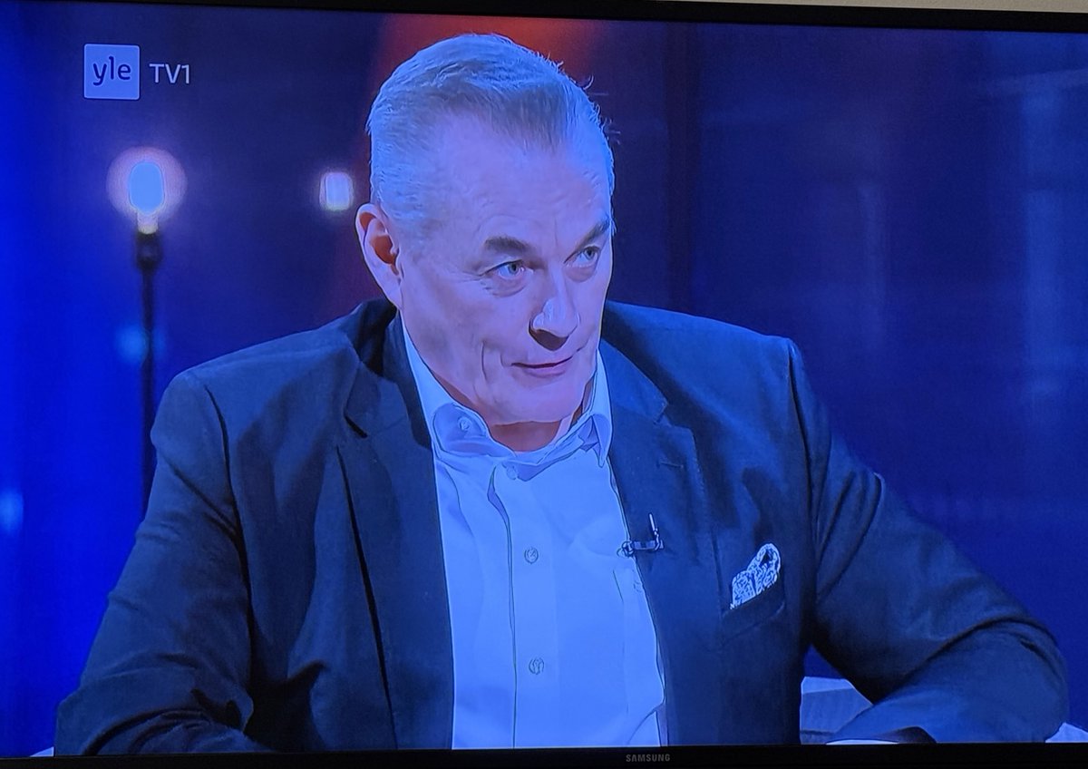 HMannone's tweet photo. Arto Nyberg 2004-2024.

Sunnuntai-illan paras formaatti laittaa valot pysyvästi kiinni. Iso sääli. Aina mielenkiintoisia vieraita.

Kaksi Venlaa parhaasta tv-esiintyjästä, upea haastattelija, ammatinalansa todellinen pioneeri, urheilumies.

#ArtoNyberg #Yle https://t.co/ixkyanarHs