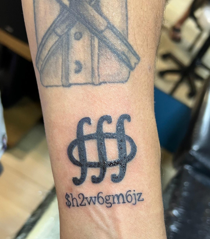 CryptoRugMunch's tweet image. 🚨 $h2w6gm6jz: This was another project that ended up rugging, but one I didn’t discuss here. Why? To me, it seemed to have broad community appeal. I saw several posts of people getting the logo of this project tattooed on their bodies.

While tattoos are obviously not a good…
