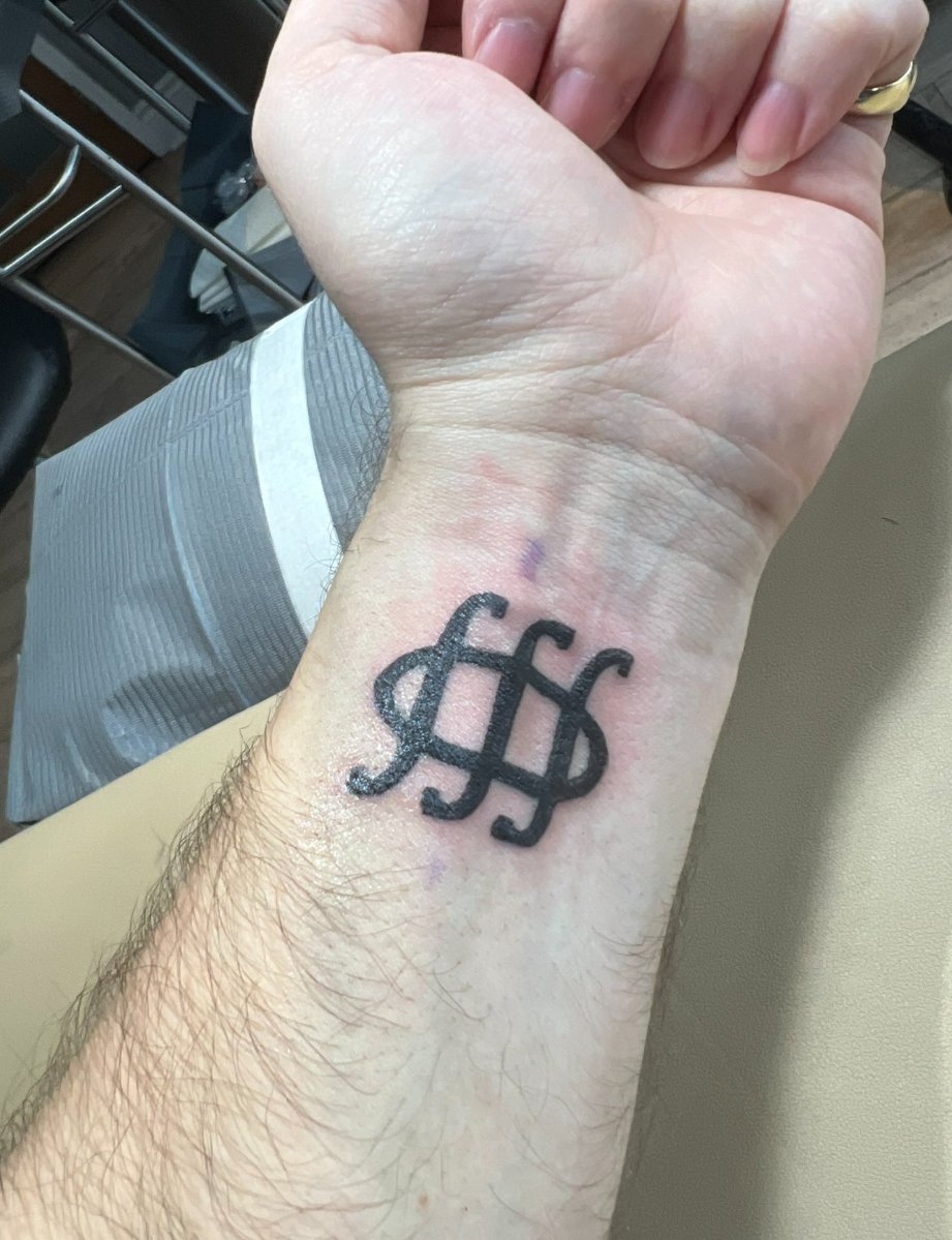 CryptoRugMunch's tweet image. 🚨 $h2w6gm6jz: This was another project that ended up rugging, but one I didn’t discuss here. Why? To me, it seemed to have broad community appeal. I saw several posts of people getting the logo of this project tattooed on their bodies.

While tattoos are obviously not a good…