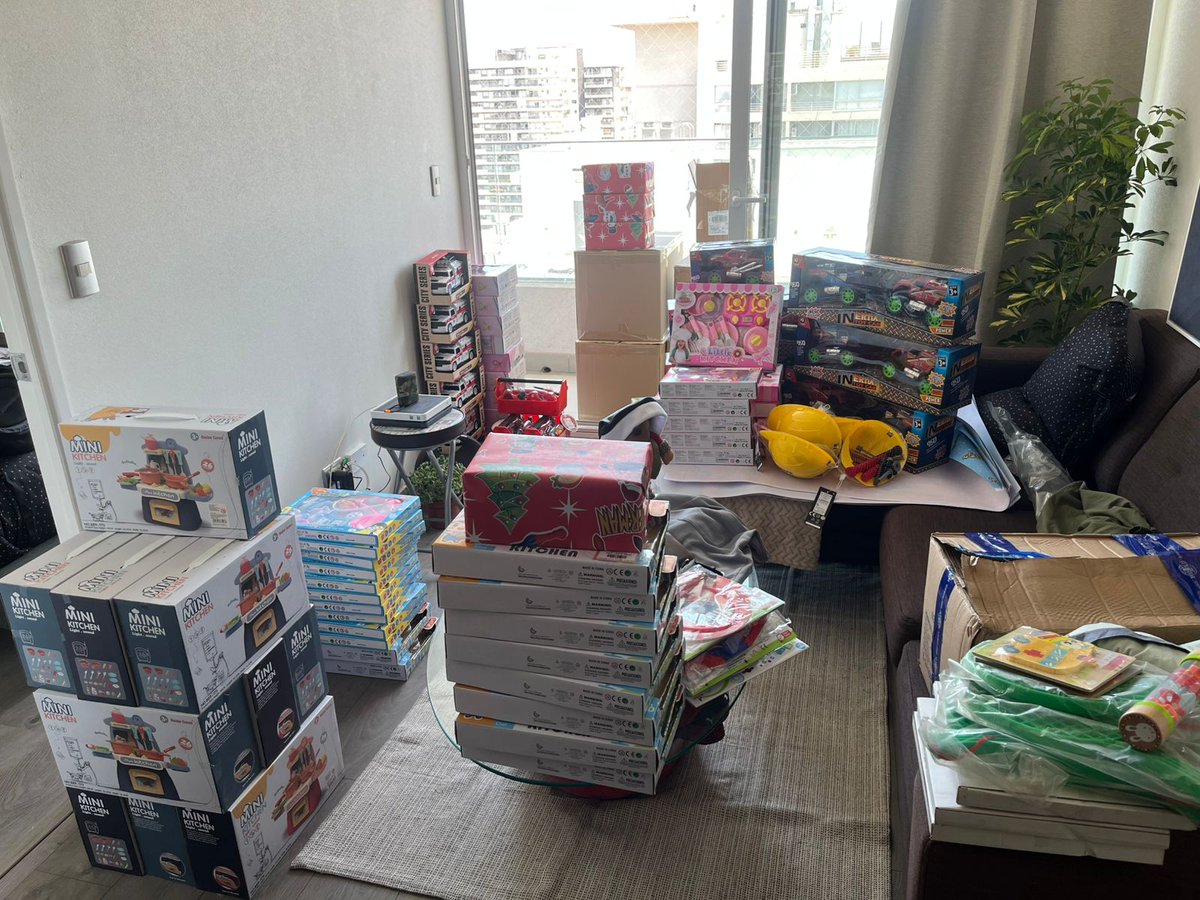 RutaDelHinchaCC's tweet photo. Estamos envolviendo regalos para entregar mañana en un jardín infantil de la población La Legua.
Lo bueno es que esta fresquito (?).
3/110 💪🏾🤣
Solo queda envolver 107 🤣🤣
Vamos nomaaaaasss 💪🏾💪🏾💪🏾
#NavidadRutaDelHincha 
#LaRutaLaHacemosTodos https://t.co/DGHNaKodLH