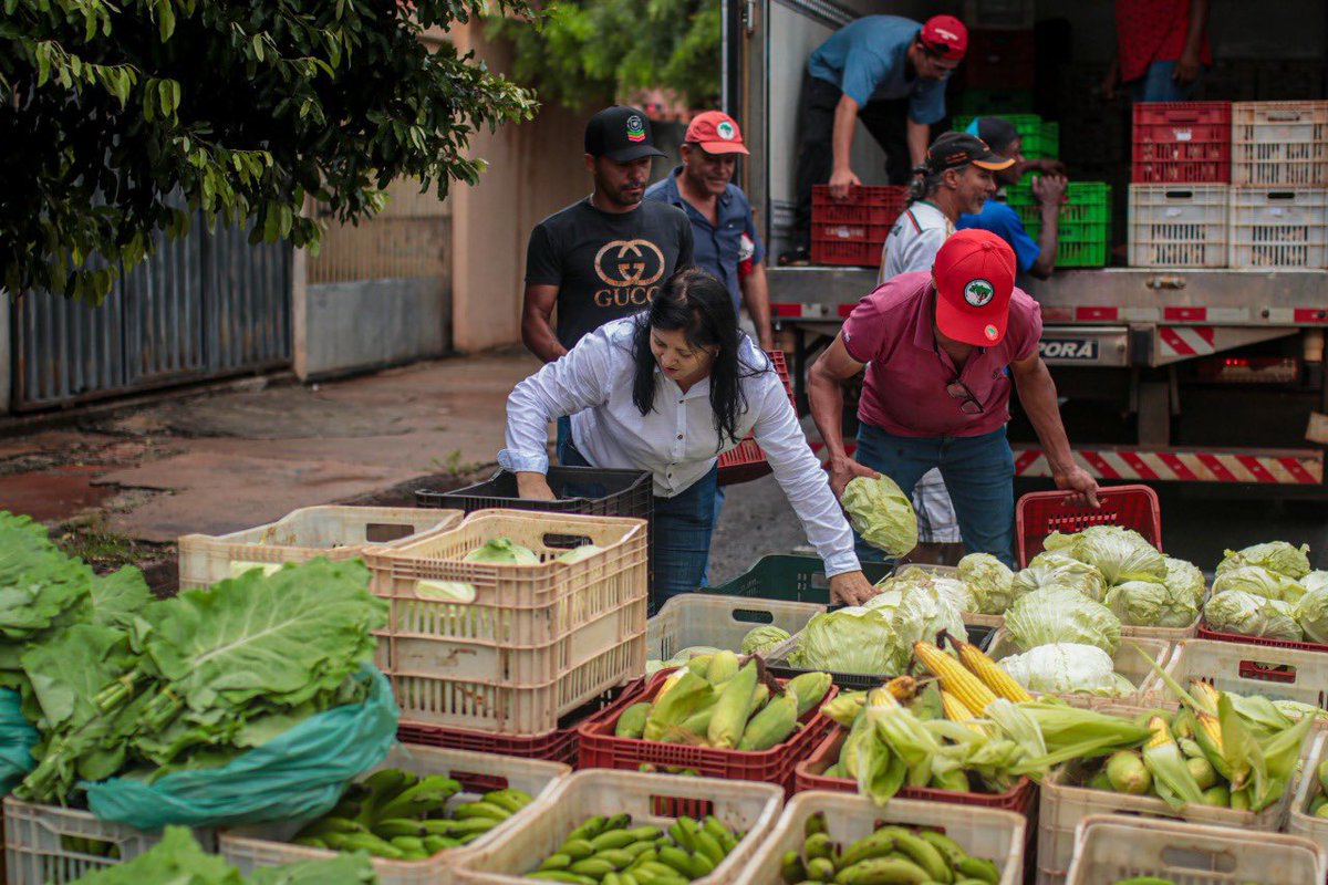 MST_Oficial's tweet photo. 🚩🥗 Solidariedade Sem Terra no Norte do PR!
Neste sábado (21), o MST doou +20 toneladas de alimentos saudáveis produzidos por comunidades e assentamentos da Reforma Agrária Popular.
#ReformaAgráriaPopular #SolidariedadeSemTerra #NatalSemFome https://t.co/AYKW0mGi4R