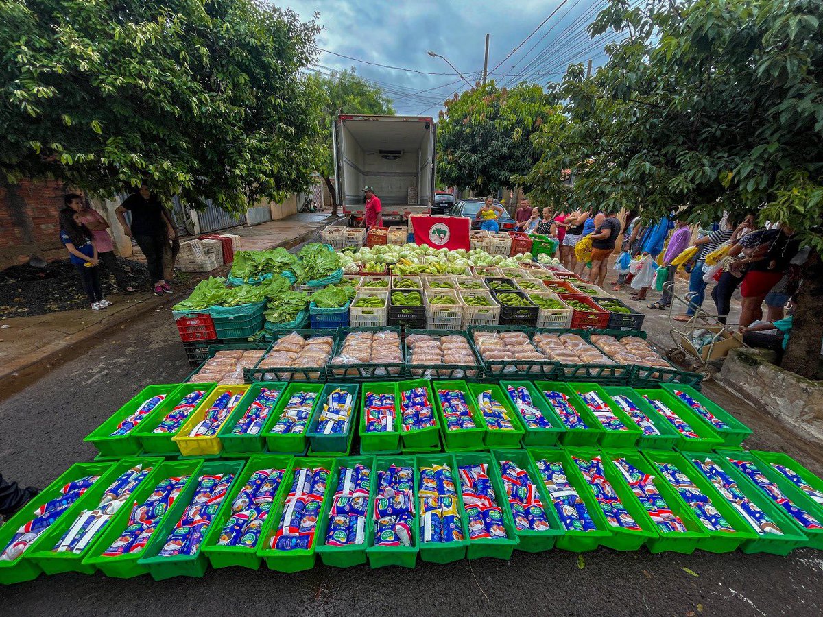 MST_Oficial's tweet photo. 🚩🥗 Solidariedade Sem Terra no Norte do PR!
Neste sábado (21), o MST doou +20 toneladas de alimentos saudáveis produzidos por comunidades e assentamentos da Reforma Agrária Popular.
#ReformaAgráriaPopular #SolidariedadeSemTerra #NatalSemFome https://t.co/AYKW0mGi4R