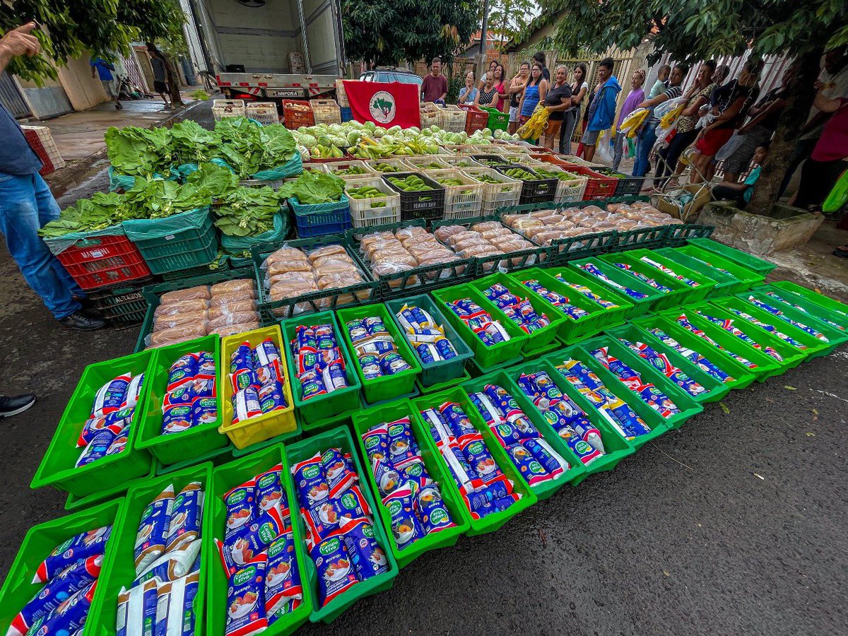 MST_Oficial's tweet photo. 🚩🥗 Solidariedade Sem Terra no Norte do PR!
Neste sábado (21), o MST doou +20 toneladas de alimentos saudáveis produzidos por comunidades e assentamentos da Reforma Agrária Popular.
#ReformaAgráriaPopular #SolidariedadeSemTerra #NatalSemFome https://t.co/AYKW0mGi4R