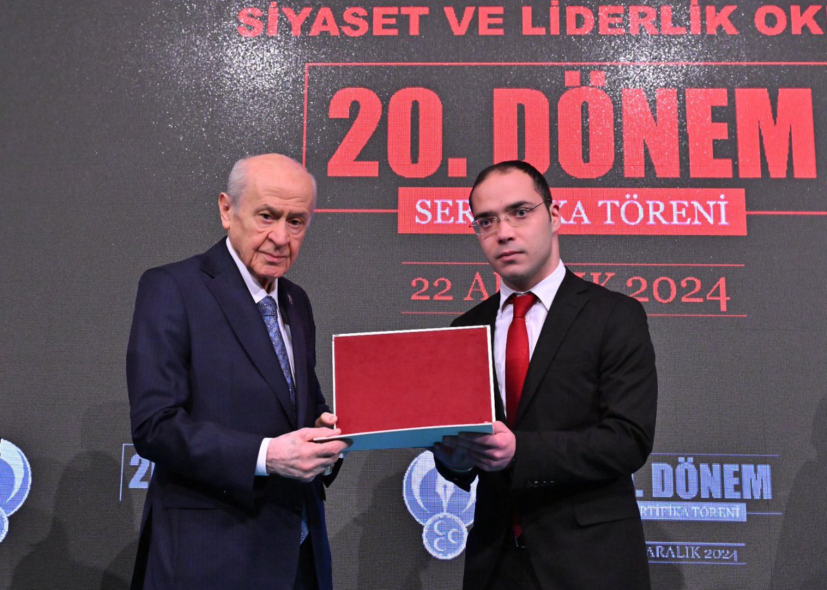 emhkaplan's tweet photo. Liderimiz Sayın Devlet Bahçeli Beyefendinin himayelerinde gerçekleşen MHP 20. Dönem Siyaset ve Liderlik Okulu’nu ikinci olarak tamamlayarak evladı olmaktan onur duyduğumuz Bilge Liderimizden mezuniyet sertifikamı alma şerefine nail oldum. 🇹🇷 https://t.co/IHMoqsSGpv