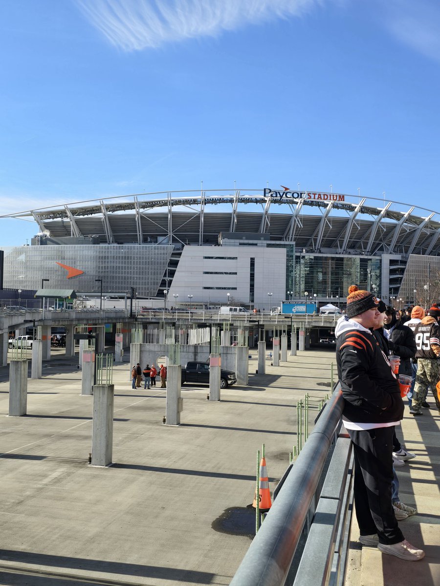 bristles5's tweet photo. First nfl game today https://t.co/ru6g290dVa