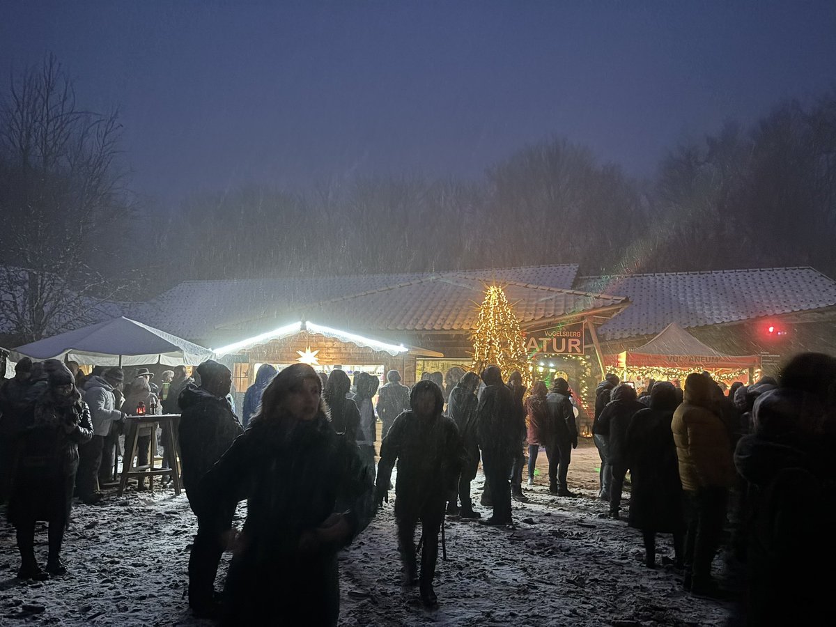 akurodragon's tweet photo. Got surprised by heavy snow while visiting a local Christmas market. Awesome way to start into the holidays though. 🥰 Got my Christmas Market-, snow- and Glühwein-fix all in one go! https://t.co/f3hQIkqlpb
