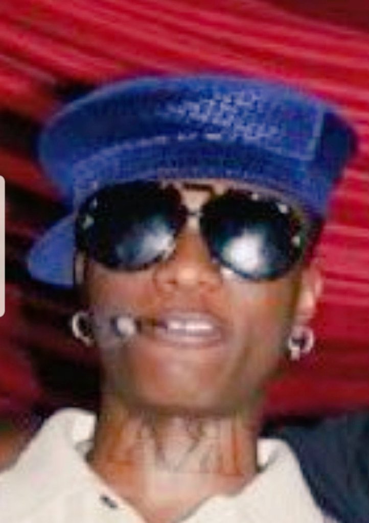 Eshal_here's tweet photo. Wizkid looks like Davido’s pendant. https://t.co/ofbojh1Gwa