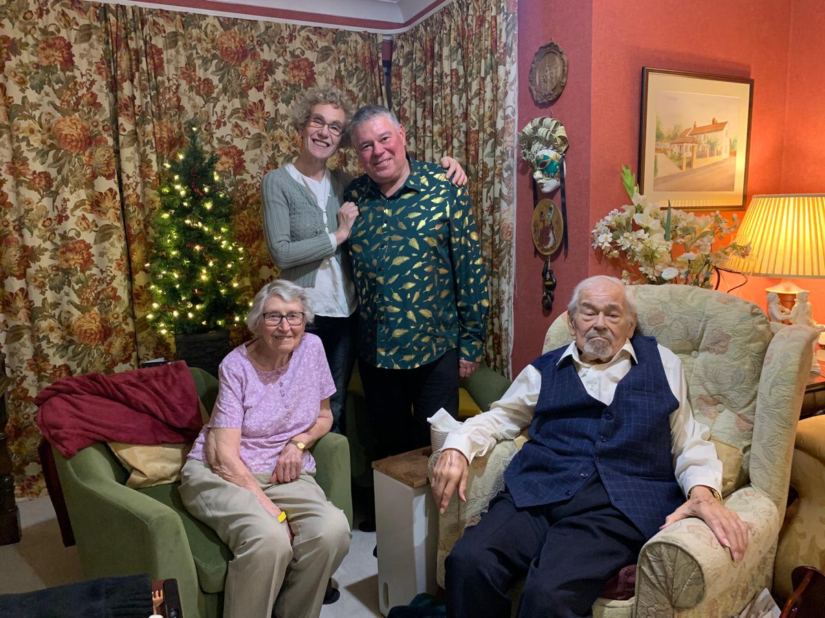 REvansInvest's tweet photo. Had a lovely time celebrating Christmas with my parents, Angelina, Tom, and Hudson—plenty of festive cheer all around! 🎄✨ https://t.co/g9lEFC1B4V