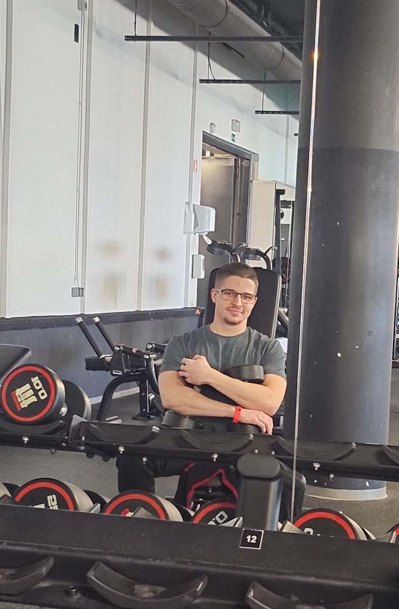 ReverseFPS tweet media