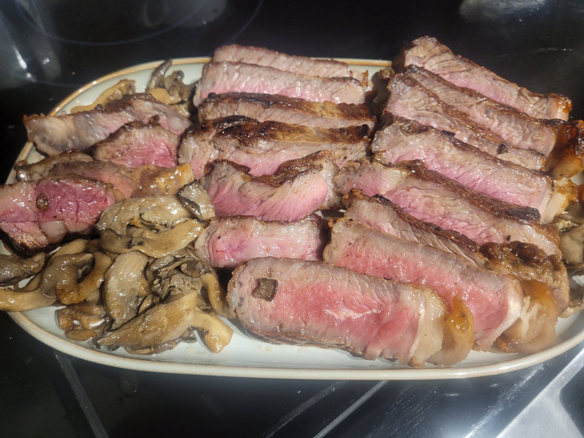 moonstar9777's tweet photo. When to a small Christmas party yesterday we made some fire mealss https://t.co/AkYInO5nXs