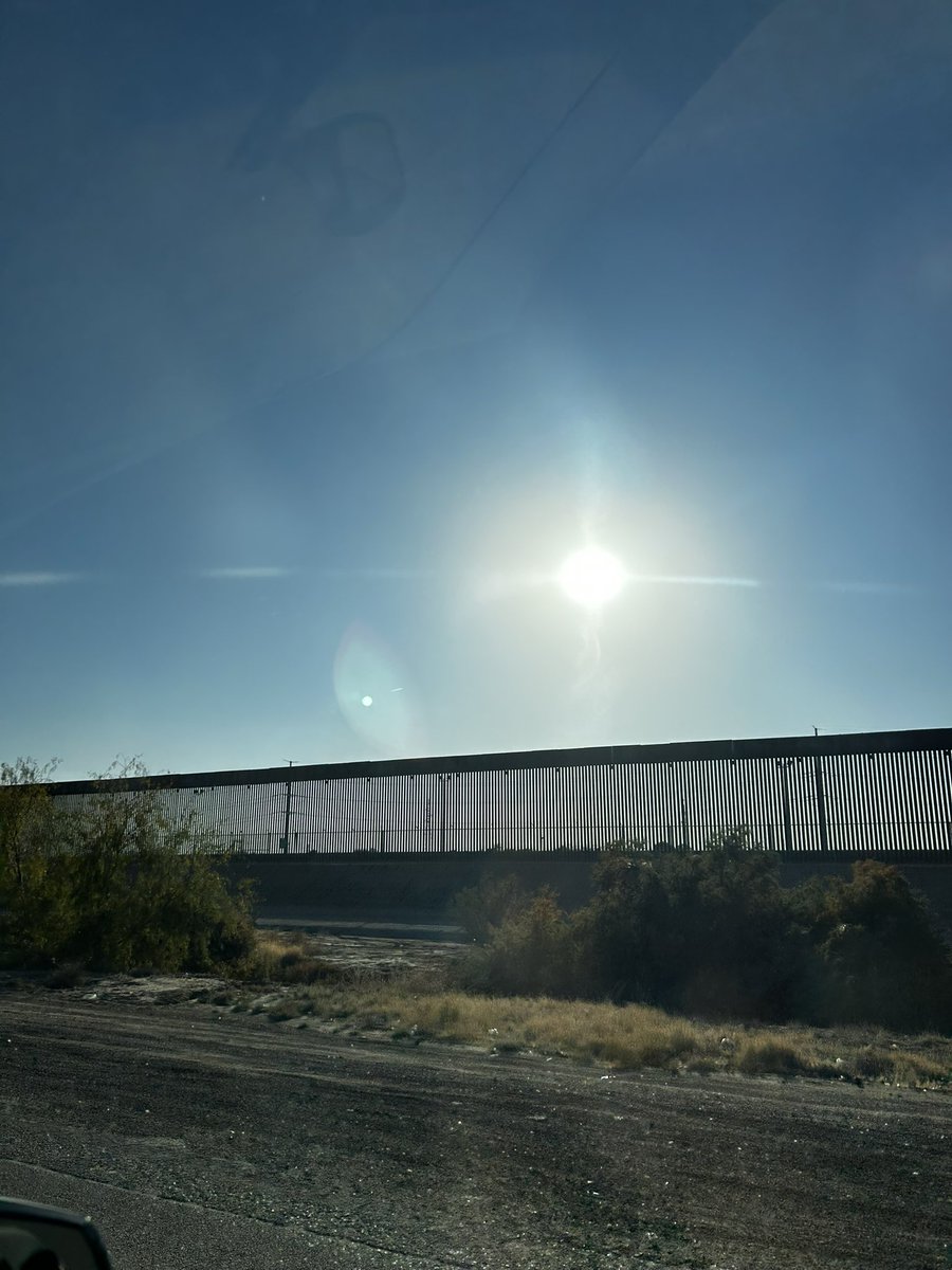 garystoteles's tweet photo. La frontera El Paso / Juárez https://t.co/EfDW2r26YS