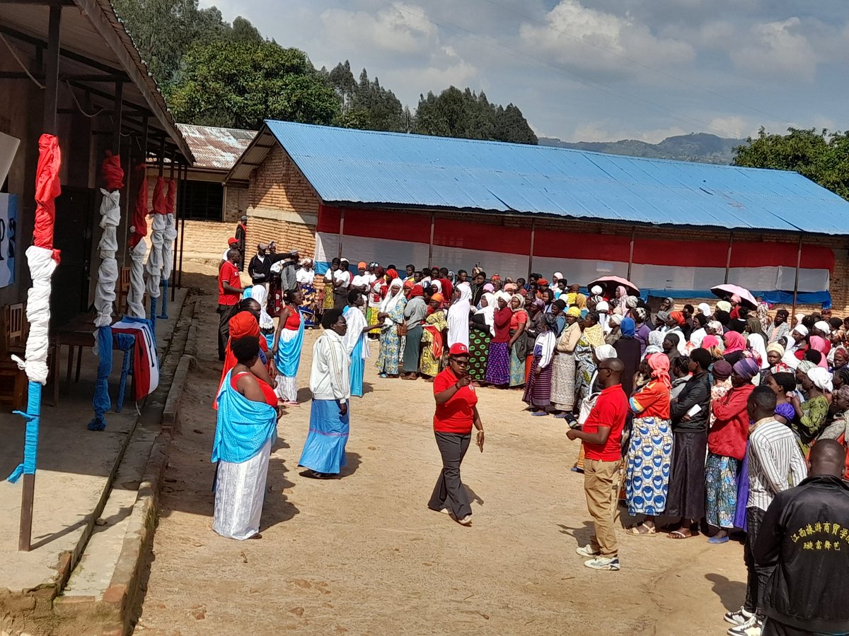 KabayaSector's tweet photo. Aya matora yahereye ku rwego rw'imidugudu n'utugari kandi yagenze neza cyane. Aha amatora yari mu midugudu igize akagari ka Kabaya ndetse no kurwego rw'akagari. #FPR-INKOTANYI hejuru cyaneee https://t.co/mIEThqh1HX