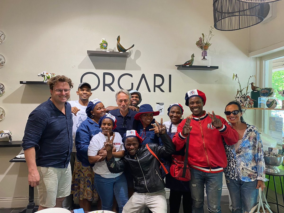 Sawubona! 
Ngithanda ukufisela bonke uKhisimusi omuhle nogewele injabulo, uthando, kanye nezibusiso.

Christmas reminds us that,  no matter how far we've wandered, there's always joy in returning to the things that truly matter. 
May this Christmas bring warmth, peace, and