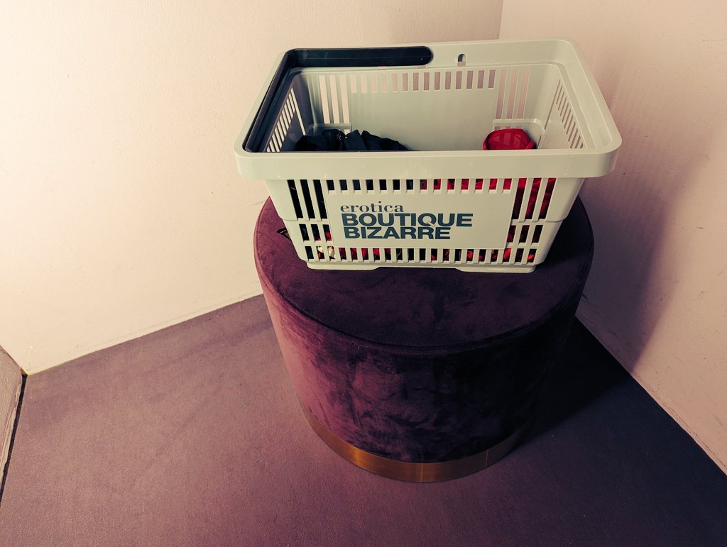 Auftrag erfüllt ✅
Was gibt's denn Schöneres, als Wünsche für Weihnachts-Sessions in der <a href="/BoutiqueBizarre/">Boutique Bizarre</a> zu erfüllen?
#staykinky #fetish #xmasshopping #hamburg #stpauli #bdsm #bizarrlady