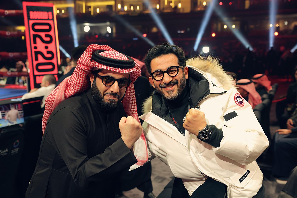 اول مره أحضر ماتش بوكس لاكبر ملاكمين طحنوا في بعض.. وقابلت ملك الاكشن Jason Statham .. اتبسطت جدا 💪 
شكرا معالي المستشار تركي ال الشيخ علي هذه الدعوة الكريمه اللي كلها اكشن دي . كله ضرب ضرب .
<a href="/Turki_alalshikh/">TURKI ALALSHIKH</a>