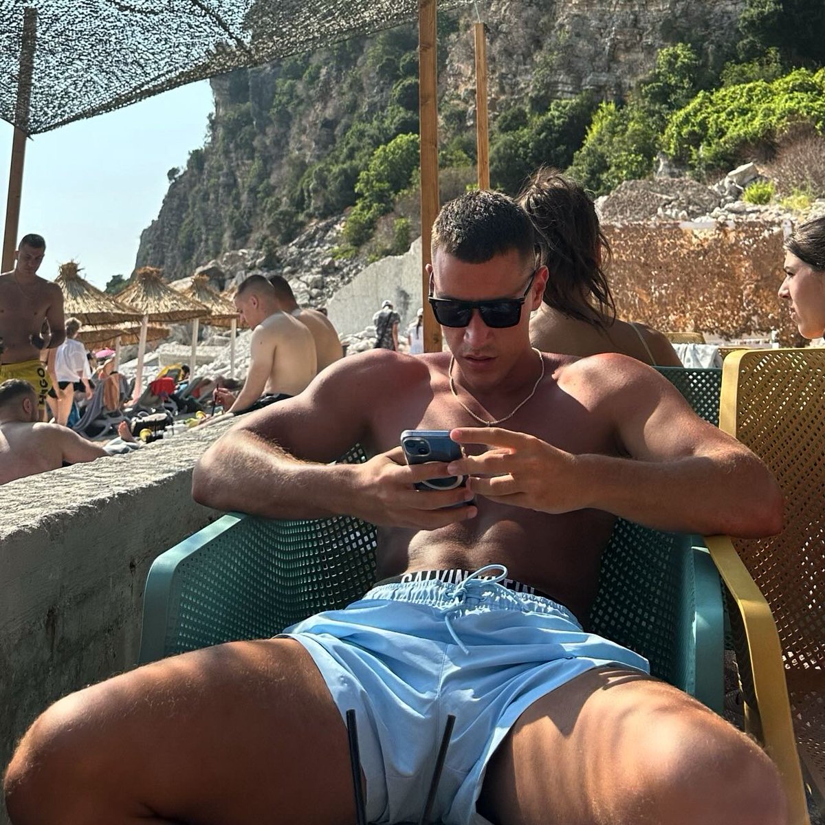 arabpet99's tweet photo. Hace poco más de un año, Mohamed llegó a las costas de Almería cansado y exhausto en una pequeña barca. Pero su sonrisa era una realidad cuando pisó la orilla. Hoy es el rey de la playa. https://t.co/YK50phbz9B