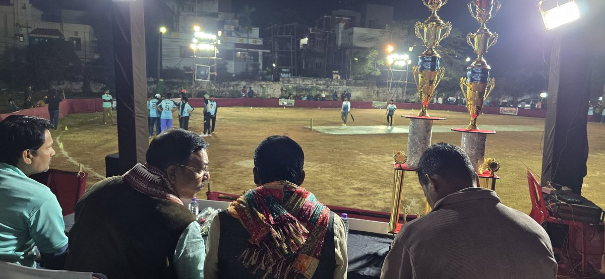Gold Wings Charitable Trust &amp; Kalinga Sports &amp; Cultural Association ଦ୍ୱାରା ଆୟୋଜିତ ରାତ୍ର କ୍ରିକେଟ ଟୁର୍ଣ୍ଣାମେଣ୍ଟ ରେ Jagannath Pradhan ଙ୍କ ସହ ଯୋଗଦେଇ ,ଖେଳାଳି ମାନଙ୍କୁ ଉତ୍ସାହିତ କଲି l