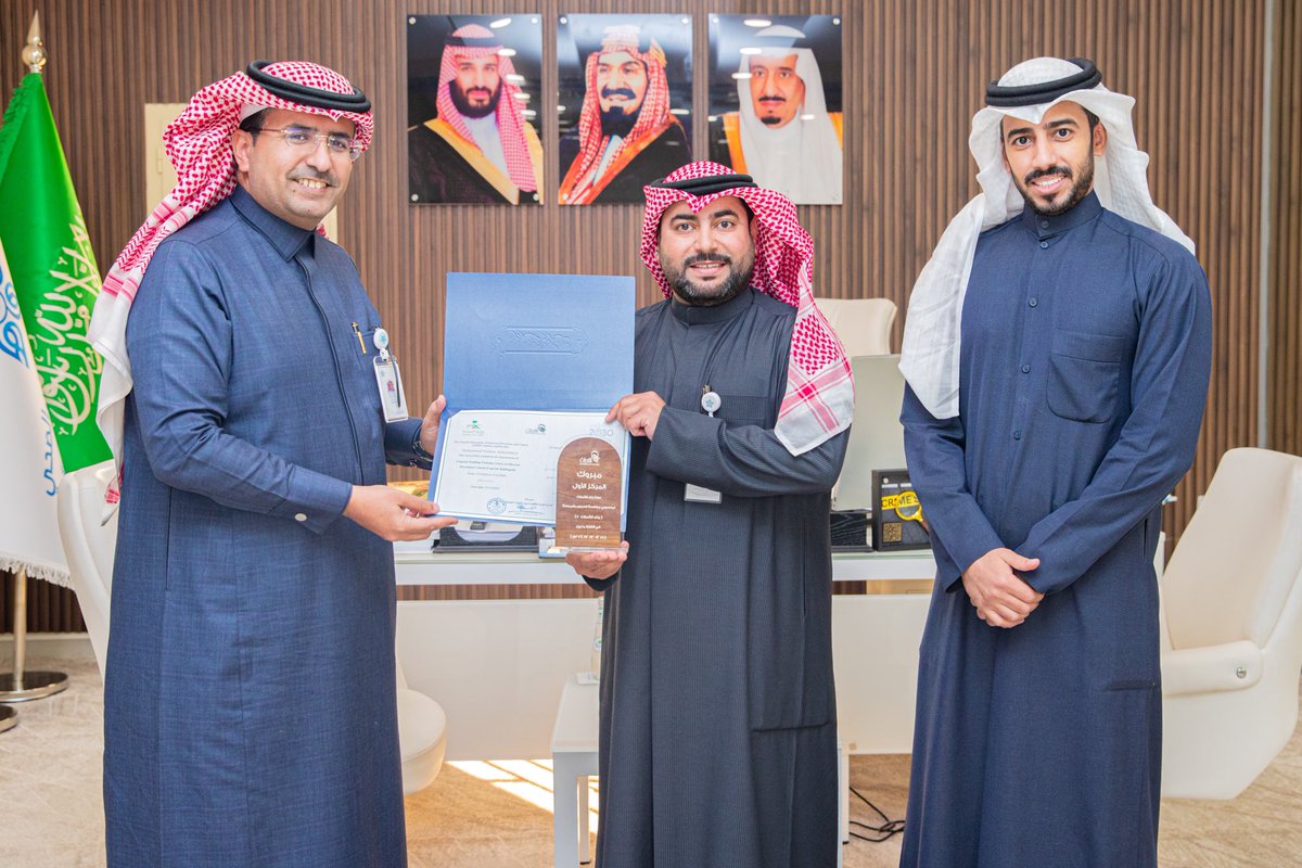 الرئيس التنفيذي لـ #تجمع_حفرالباطن_الصحي يكرم أ.محمد الشمري مدير مكافحة عدوى المنشآت الصحية بالتجمع،
بمناسبة حصوله على المركز الأول في برنامج وزارة الصحة لبناء القدرات لمنسوبي مكافحة العدوى.