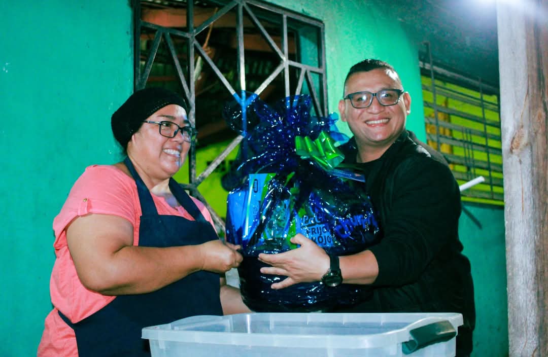 EverHernandezsv's tweet photo. Compartí una cena navideña con la Familia Cyan en la Sede de Nuevas Ideas Soyapango, siempre cuenten con mi apoyo como Diputado de la Asamblea Legislativa de El Salvador, fue muy bonito compartir un momento ameno, gracias Mauricio Canizales por la invitación.

Bendiciones. https://t.co/jN31jCVbsj