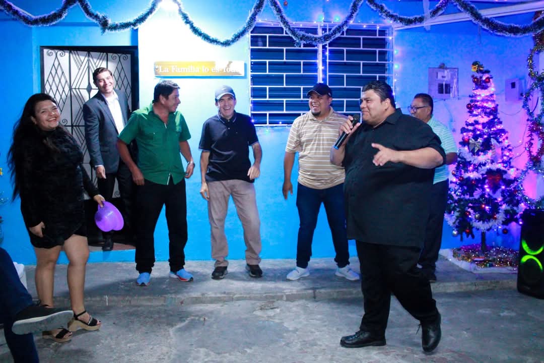 EverHernandezsv's tweet photo. Compartí una cena navideña con la Familia Cyan en la Sede de Nuevas Ideas Soyapango, siempre cuenten con mi apoyo como Diputado de la Asamblea Legislativa de El Salvador, fue muy bonito compartir un momento ameno, gracias Mauricio Canizales por la invitación.

Bendiciones. https://t.co/jN31jCVbsj