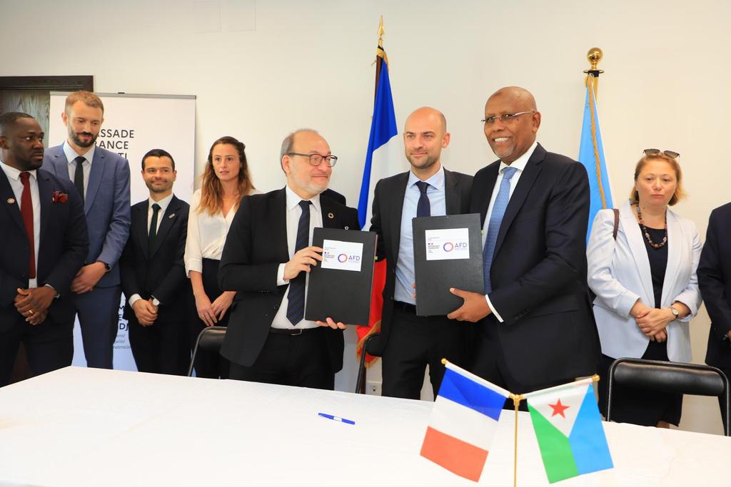 BHKabengele's tweet photo. 📢🌍Signature de 2 conventions entre @jnbarrot @francediplo 🇫🇷 @RiouxRemy @AFD_France et @Ilyasdawaleh @mefidjibouti🇩🇯
Nous améliorons les conditions de vie des populatis 🇩🇯 @Dana_Purcarescu #Secteurs :
➡️Décentralisation #Adil2
➡️Eau et Assainissement #Perrad4 avec l'UE 🇪🇺 https://t.co/ImbyBckYEw