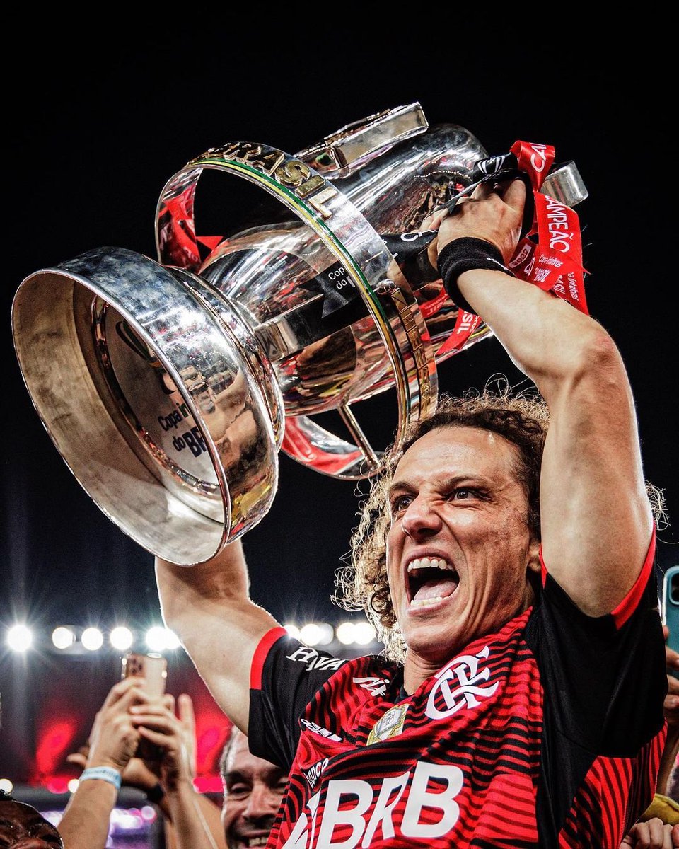 ofertastorcida's tweet photo. Obrigado, David Luiz! A torcida fez uma bela campanha por sua vinda ao Flamengo. Honrou a camisa do clube desde o primeiro e último minuto que vestiu durante esses três anos. Foi muito importante dentro e fora de campo.

Venceu com o Flamengo. Está na história! https://t.co/JYeD9uuHli